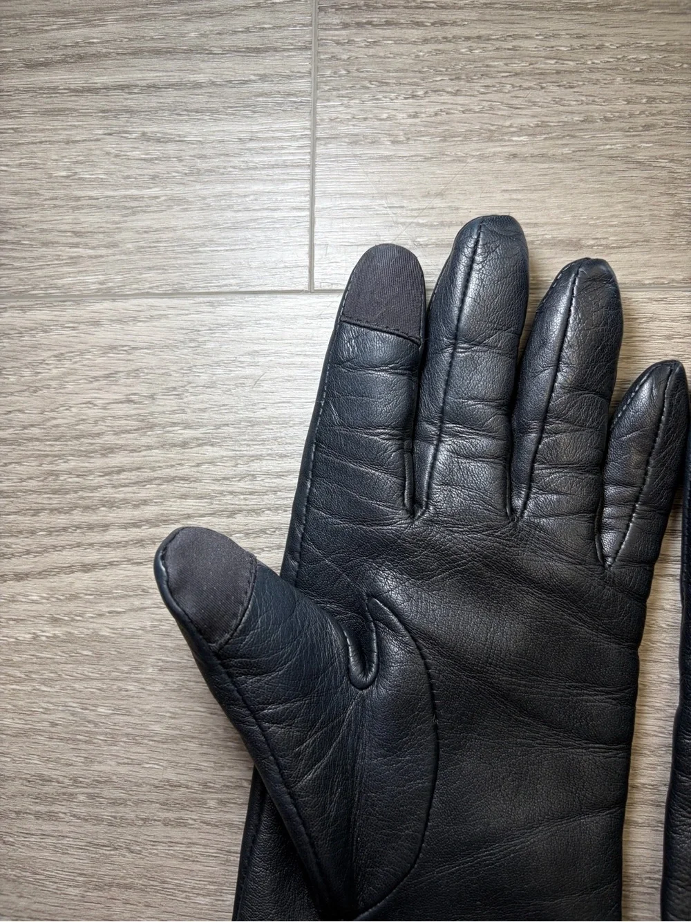Touchpoint cashmere-lined leather smart glove Women's Black Gloves Medium